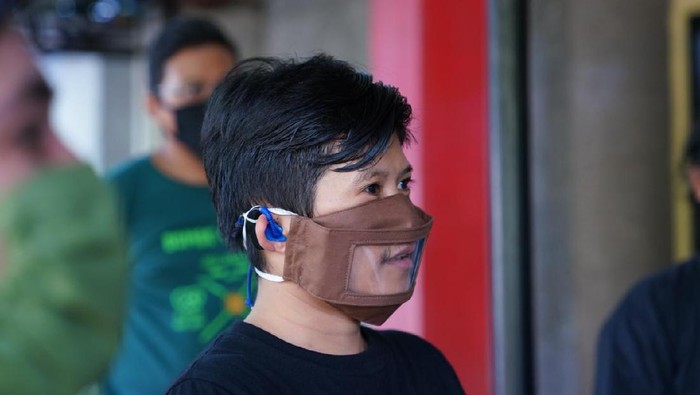 Masker transparan.