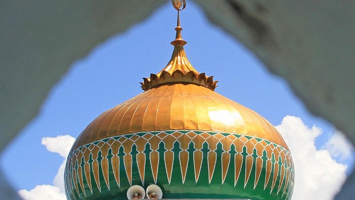 Pekerja menyelesaikan proses pembuatan relief Masjid Nurul Iman di Desa Kuala Bubon, Kecamatan Samatiga, Aceh Barat, Aceh, Minggu (19/4/2020). Menjelang bulan suci Ramadhan sejumlah umat muslim di Aceh mulai melakukan pembersihan dan perbaikan serta memperindah masjid agar nyaman untuk menggelar kegiatan ibadah di bulan Ramadhan. ANTARA FOTO/Syifa Yulinnas/foc.