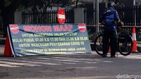 Sebuah plang berisi tanda verboden jelang penerapan PSBB juga sudah terpasang. Nantinya apabila ada warga yang bukan berdomisili di Kota Bandung dan ingin masuk akan diperiksa.
