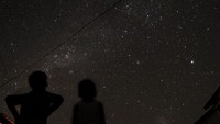 Dua bocah melihat pemandangan gugusan rasi bintang Galaksi Bima Sakti yang terlihat jelas di langit Kota Kupang, NTT, Sabtu (18/4/2020) malam. Akibatnya padamnya listrik di Kota Kupang, warga pun berbondong-bondong keluar rumah untuk menyaksikan keindahan alam tersebut.