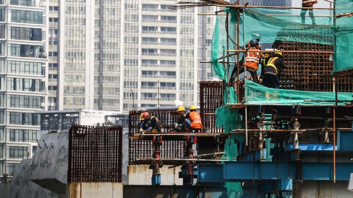 Pekerja menyelesaikan pembangunan proyek Light Rail Transit (LRT) di Kuningan, Jakarta, Senin (13/4/2020). Ditengah penerapan Pembatasan Sosial Berskala Besar (PSBB) di Jakarta, proyek infrastruktur LRT tetap berjalan. ANTARA FOTO/Rivan Awal Lingga/hp.