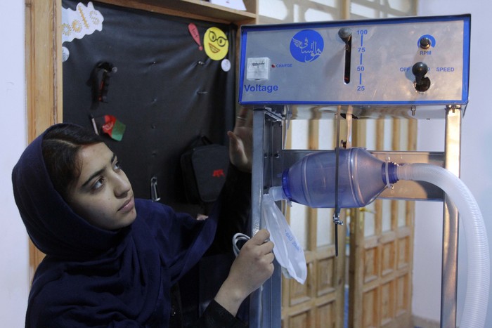 Afghanistan hanya memiliki 400 ventilator udara dalam menghadapi wabah Corona. Sekelompok gadis muda ini berusaha membuat ventilator murah dari suku cadang mobil Toyota.