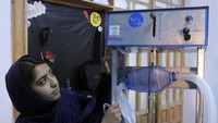 Sekelompok gadis muda tengah membuat ventilator udara dari suku cadang mobil Toyota.