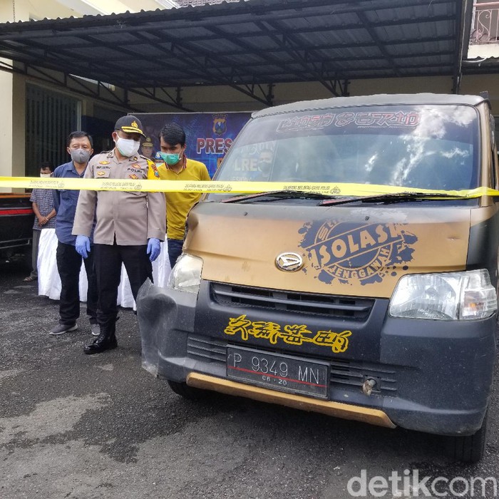 Seorang pencuri mobil di Jember tewas ditembak usai melancarkan aksinya. Pelaku ditembak karena menabrak blokade petugas.