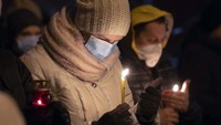 Gereja ditutup untuk mencegah penyebaran virus Corona. Warga pun berdoa di depan gereja. AP Photo/Dmitri Lovetsky