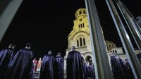 Warga menyalakan lilin dan menjaga jarak selama ibadah Paskah. AP Photo/Valentina Petrova