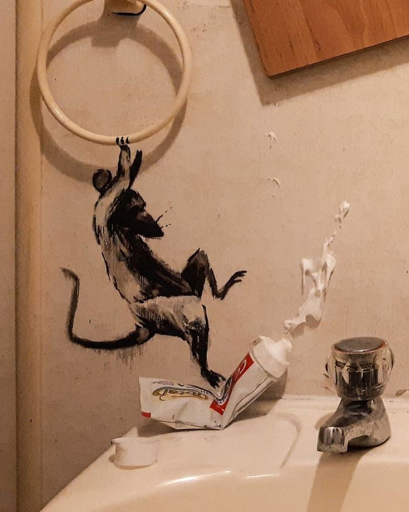 Di tengah pandemi Corona, sebagian besar seniman juga kena imbas harus tetap berada di rumah. Tak hilang akal, seniman lukis yang satu ini tetap membuktikan dirinya masih bisa berkarya di masa isolasi.