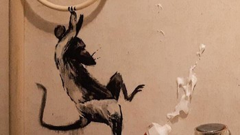 Banksy memposting beberapa gambar di mana tikus yang dilukis dengan tangan terlihat menimbulkan kekacauan di kamar mandi.