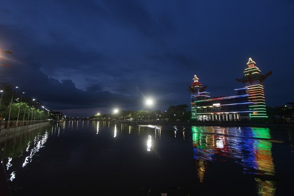 Suasana Menara Pandang di tepian Sungai Martapura yang sepi menjelang malam di Banjarmasin, Kalimantan Selatan, saat dipotret Sabtu (18/4/2020) malam.