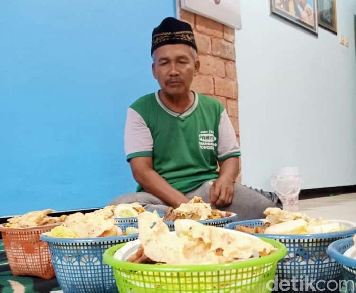 Di tengah pandemi Corona, tradisi unggahan atau munggahan tetap digelar di sebuah desa di Blitar. Namun selamatan tahun ini menyesuaikan dengan protap penanganan COVID-19.