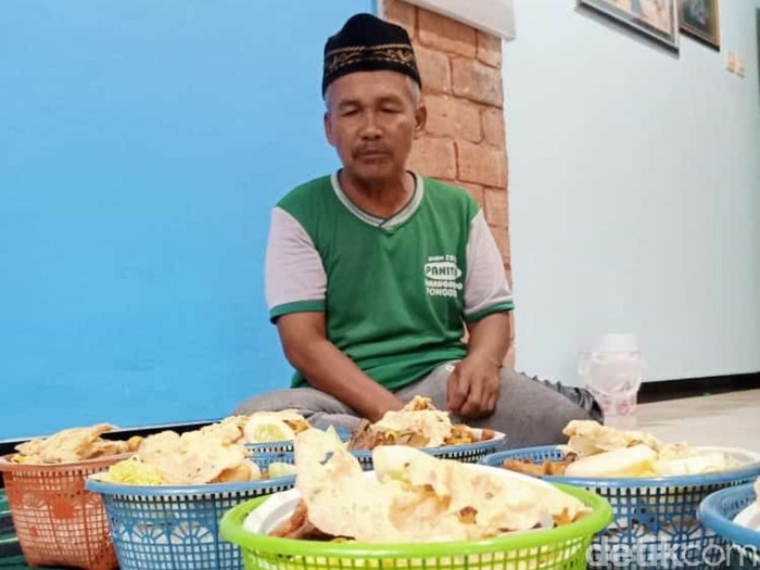 Di tengah pandemi Corona, tradisi unggahan atau munggahan tetap digelar di sebuah desa di Blitar. Namun selamatan tahun ini menyesuaikan dengan protap penanganan COVID-19.