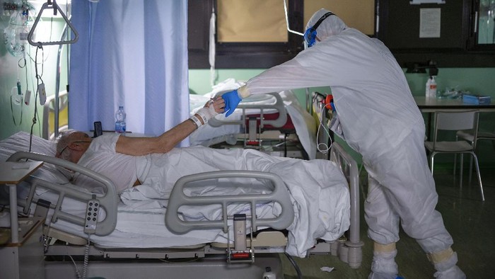 Ratusan ribu kasus COVID-19 di Italia membuat tenaga kesehatan khususnya para dokter dan perawat harus bekerja ekstra guna menyelamatkan nyawa warganya. Beginilah potret kesehariannya.

AP Photo/Domenico Stinellis