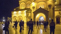Warga berbaris sampai keluar gereja dalam rangka menjaga jarak saat beribadah. AP Photo/Zurab Tsertsvadze