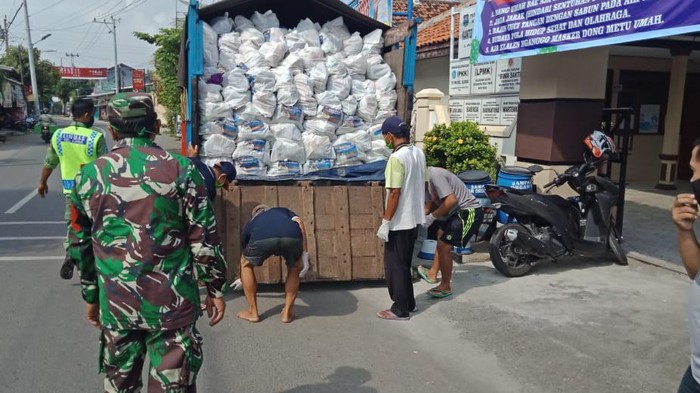 Jelang PSBB, Pemerintah Kota Tegal Mulai Didistribusikan Sembako