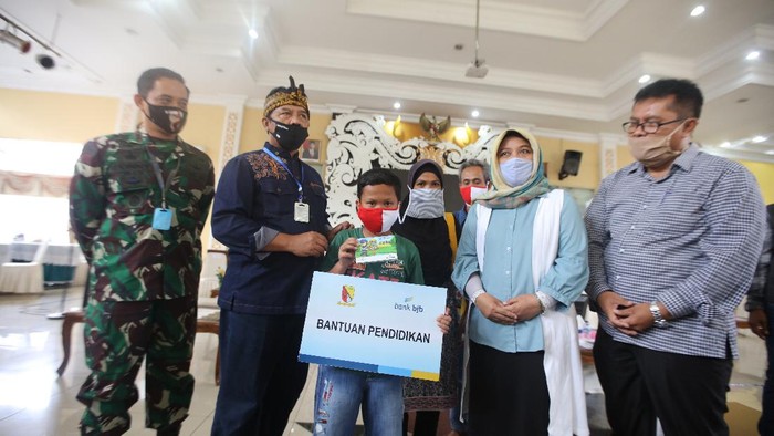 Bupati Bandung beri bantuan pendidikan untuk bocah yang sumbang APD bagi paramedis