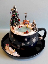 Saat karantina di rumah akibat pandemi COVID-19, sejumlah warga membuat miniatur taman yang cantik di atas sebuah cangkir teh untuk menghabiskan waktunya.