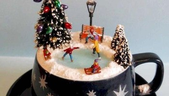 Berselancar di atas air yang membeku dan dikelilingi pohon natal yang indah akan menambah kesan ceria hari natalmu.