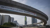 Suasana proyek pembangunan Lintas Rel Terpadu (LRT) Jabodebek lintas pelayanan II Cawang-Kuningan-Dukuh Atas di Jakarta, Minggu (19/4/2020). Progres pengerjaan konstruksi proyek Lintas Rel Terpadu (LRT) Jabodebek per 20 Maret 2020 sudah mencapai 70,9 persen. ANTARA FOTO/Aprillio Akbar