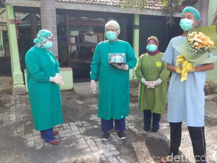 Seorang pasien positif Corona di Kota Probolinggo dinyatakan sembuh setelah dua kali hasil swab test-nya negatif. Ia diperbolehkan pulang ke rumahnya.