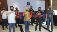 Banyak kelompok masyarakat lain, seperti LSM, ormas secara otomatis ikut berperan sebagai relawan atau membantu menghadapi pandemi Corona yang kini mendera negara kita. Foto: DIDO