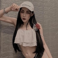 Setelah bekas gigitan nyamuknya disuntik filler oleh pemilik klinik, Mai mendapati ada celah cekung di sekitar bagian tersebut. Kakinya juga menjadi biru hingga lemah dari pada kaki yang satunya. Foto: Instagram @suongsyn