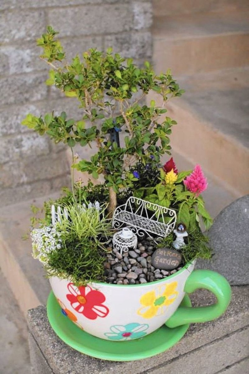 Saat karantina di rumah akibat pandemi COVID-19, sejumlah warga membuat miniatur taman yang cantik di atas sebuah cangkir teh untuk menghabiskan waktunya.