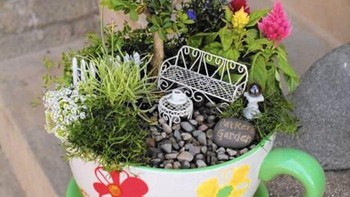 Menikmati segelas teh panas di bangku taman ini juga nampaknya enak sekali yah.