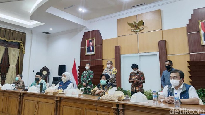 Kota Surabaya, Sidoarjo dan Gresik akan mengajukan PSBB ke Kemenkes melalui Pemprov Jatim. Kesepakatan diambil dalam pertemuan tiga kepala daerah tersebut bersama Gubernur Jatim Khofifah Indar Parawansa.