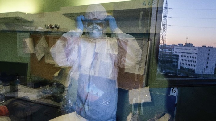 Ratusan ribu kasus COVID-19 di Italia membuat tenaga kesehatan khususnya para dokter dan perawat harus bekerja ekstra guna menyelamatkan nyawa warganya. Beginilah potret kesehariannya.

AP Photo/Domenico Stinellis