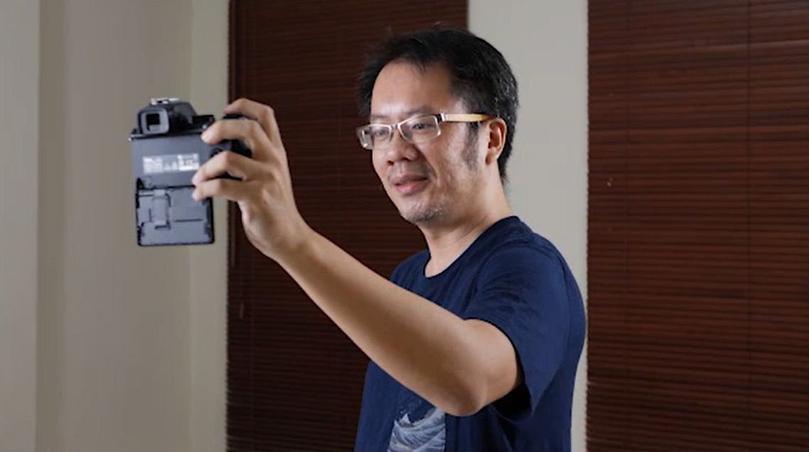 Gaya vlogging dengan layar LCD yang dilipat ke bawah.