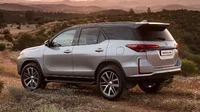 Sementara dari sektor dapur pacu seperti yang sudah bocor sebelumnya. Fortuner punya dua pilihan mesin 2.4 liter dan 2.8 liter enam percepatan, keduanya memiliki opsi 4WD. Di Thailand tidak ada pilihan transmisi manual. Untuk harga, Fortuner versi tertinggi Legender di Thailand tembus Rp 800 juta. Foto: Kolesa