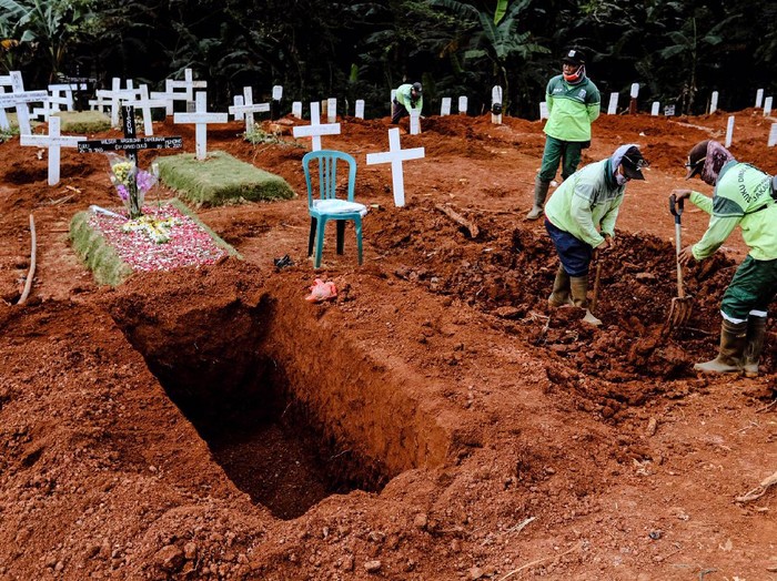 Pekerja Makam Kini Dapat Bantuan APD Para pekerja di Tempat Pemakaman Umum (TPU) Pondok Rangon, Jakarta, menerima bantuan 60 alat pelindung diri (APD) hamzat, dan ratusan paket sembako.