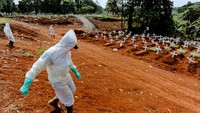 Tim yang memakamkan jenazah harus menggunakan APD lengkap, seperti baju hazmat, masker, dan sarung tangan. Mereka yang bekerja itu rentan sekali terpapar virus kalau tidak mengenakan APD lengkap.