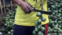 Ating mengaku, saat ini dirinya telah mendapatkan permintaan buah kolang-kaling dari sejumlah pedagang di Pasar Tanjungsari, Pasar Cileunyi, dan Pasar Ujung Berung Kota Bandung, Permintaan itu melonjak karena beberapa hari lagi memasuki bulan suci Ramadhan dan banyak orang yang mencarinya.