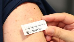 Australia mulai melakukan uji coba vaksi BCG untuk meningkatkan kekebalan terhadap virus Corona. Sebanyak 2.000 staf rumah sakit ambil bagian di uji coba ini.