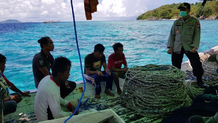 Polres Selayar menemui nelayan asal Bulukumba yang melaut di tengah pandemi COVID-19.