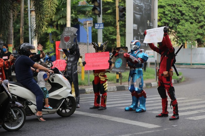 Spiderman hingga superhero Indonesia kampanye di jalanan Makassar meminta warga petuh anjuran tetap di rumah untuk memutus mata rantai Corona