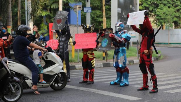 Spiderman hingga superhero Indonesia kampanye di jalanan Makassar meminta warga petuh anjuran tetap di rumah untuk memutus mata rantai Corona