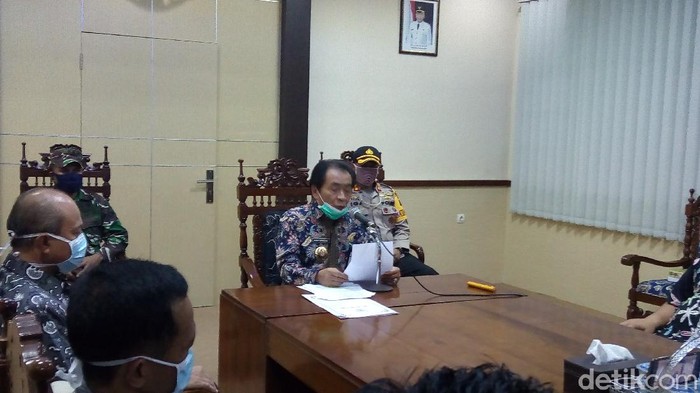 Bupati Banjarnegara Budhi Sarwono saat jumpa pers, Senin (20/4/2020).