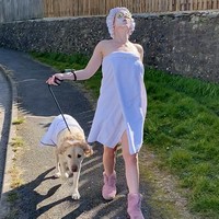 Clare Meardon adalah seorang penari yang berasal dari West Cornwall, Inggris. Dia menjadi perhatian karena selalu mengajak jalan anjingnya berkeliling sekitar rumah sambil menggunakan kostum yang unik dan lucu. Foto: dok. Caters