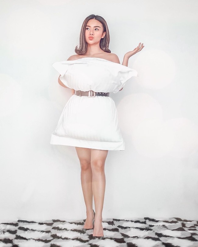 Desainer Ifang Rahardjo tampil simpel saat mengikuti #pillowchallenge. Desainer dari brand FARA itu hanya memakai bantal dan belt serta high heels.Foto: Instagram