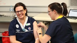 Australia mulai melakukan uji coba vaksi BCG untuk meningkatkan kekebalan terhadap virus Corona. Sebanyak 2.000 staf rumah sakit ambil bagian di uji coba ini.