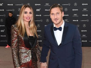Corona Mudahkan Francesco Totti Pelesiran Keliling Roma