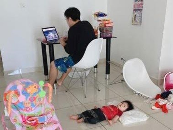 Foto balita dan ayah wfh Foto balita dan ayah wfh