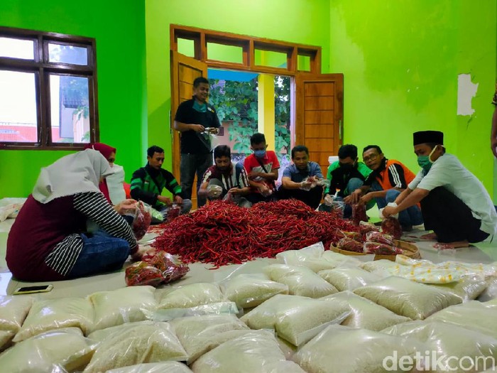 Ada Posko Bersama Tuban Lawan COVID-19 di Bumi Wali. Posko tersebut menerima bantuan dari siapa pun dan menyalurkannya kepada warga yang terdampak wabah Corona.