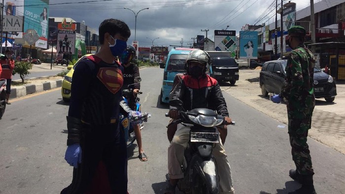 Kendari, Superman asal Kendari bantu warga dengan masker