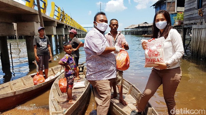 Warga suku laut Batam terima bantuan sembako