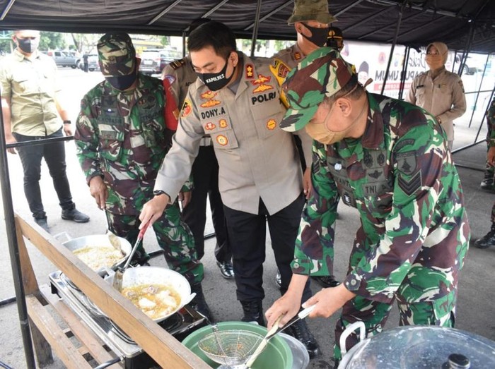 Ratusan Nasi Bungkus Dibagikan ke Tukang Becak di Pasuruan Selama Pandemi Corona