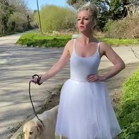 Sebagian besar kostum yang dikenakannya itu berasal dari sekolah tari miliknya yang tadinya akan dikenakan untuk pertunjukkan pada bulan Juli. Oleh karena itu Meardon membawa pulang kostum untuk diperbaiki. Ternyata dalam proses perbaikan, dirinya merasa jauh lebih mudah jika kostum tersebut dipakai. Foto: dok. Caters