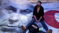 Netanyahu sendiri menyangkal melakukan korupsi. Dia juga menegosiasikan kesepakatan pembagian kekuasaan dengan saingannya, Benny Gantz untuk membentuk pemerintah koalisi yang akan mengakhiri satu tahun kebuntuan politik.  